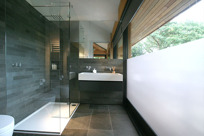 Cedarwood by Nicolas Tye Architects Bathroom