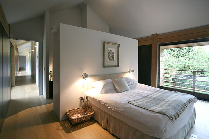 Cedarwood by Nicolas Tye Architects Bedroom