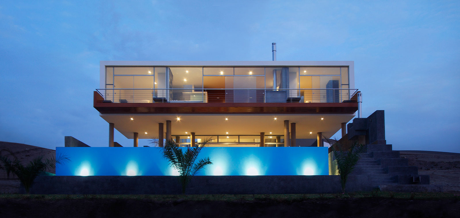 Contemporary beach house in Lima Peru with infinity pool by Longhi Architects
