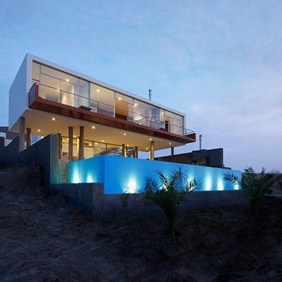 Contemporary beach house near Lima Peru by Longhi Architects