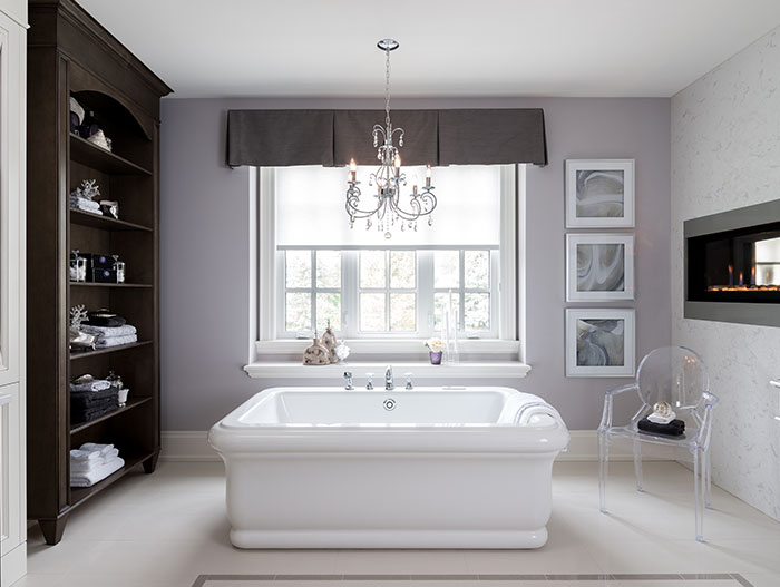 Elegant Bathroom Design With Large White Bathtub