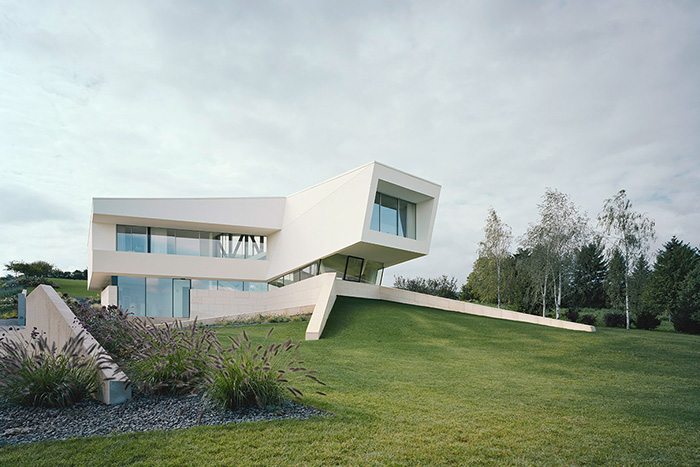 Freundorf Residence - Futuristic All-White House Near Vienna Surrounded By A Large Garden