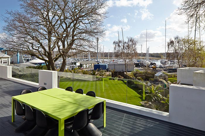 House In Hamble With Terrace Next To The Marina