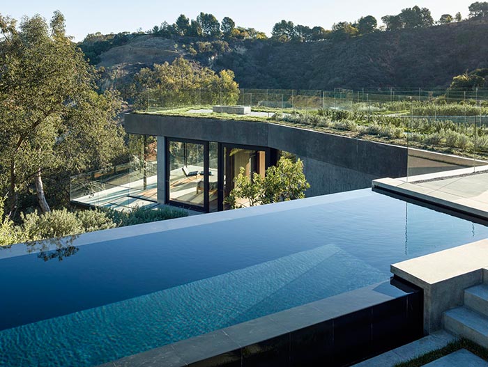 Modern House With Stunning Infinity Pool In Beverly Hills