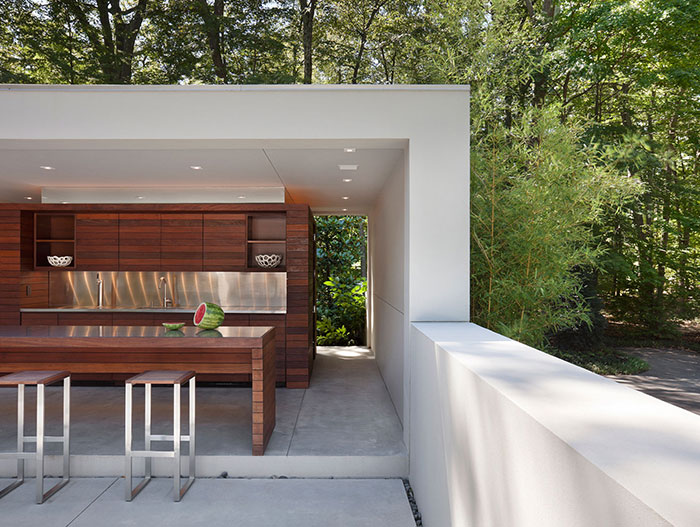 New Canaan Residence by Specht Harpman: Outdoor Relaxing Area