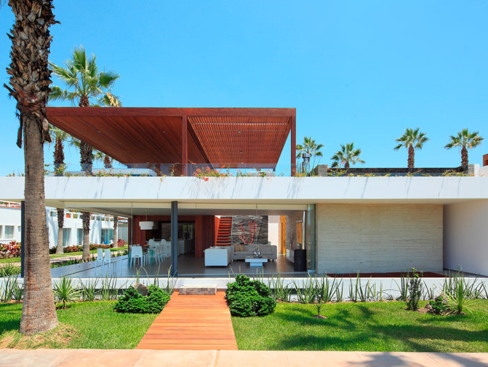 P12 - Modern House Exterior In Lima Peru