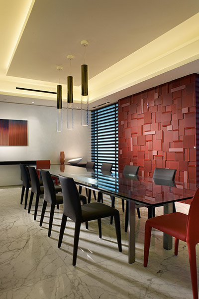 Stunning Dining Room With Glass Table And Modern Chairs