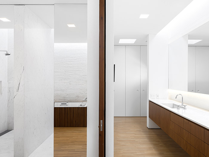 Tetris House - Modern white bathroom