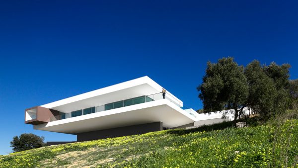 Villa Escarpa by Mario Martins Atelier