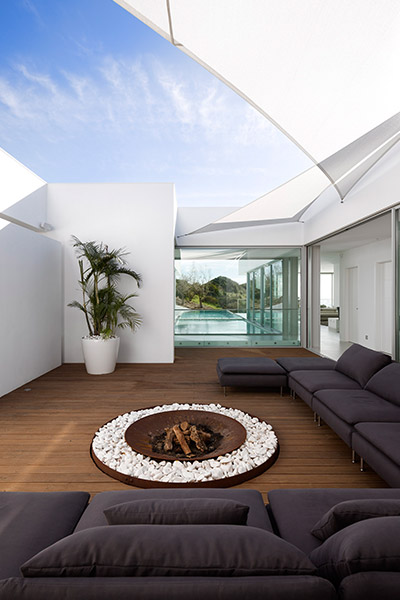 Villa Escarpa stunning contemporary house by Mario Martins Atelier