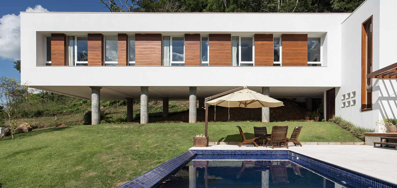 Amazing pool and floating volume of Brazilian home by Basso Engenharia