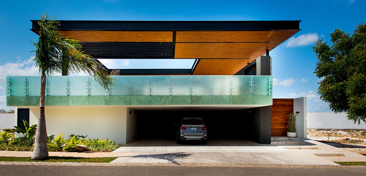 Amazing house by Seijo Peon Arquitectos pool above the garage