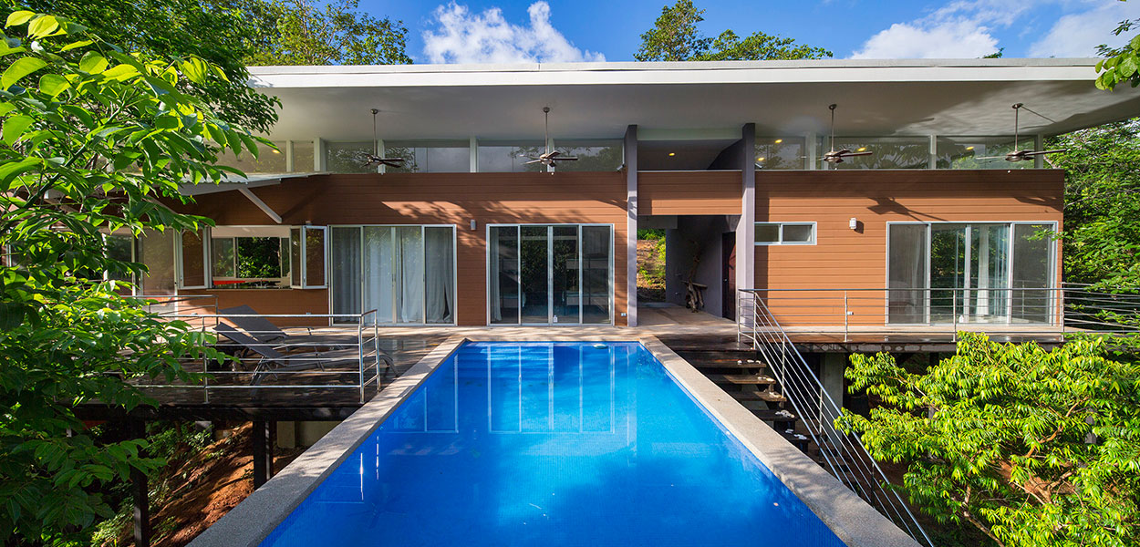 Seagull House by Indigo Arquitectura: Amazing suspended house in Costa Rica blends with the dense forest