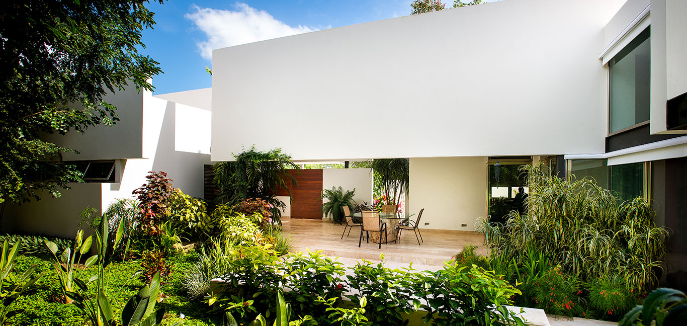 Spectacular outdoor area in award-winning house in Mexico by Seijo Peon Arquitectos