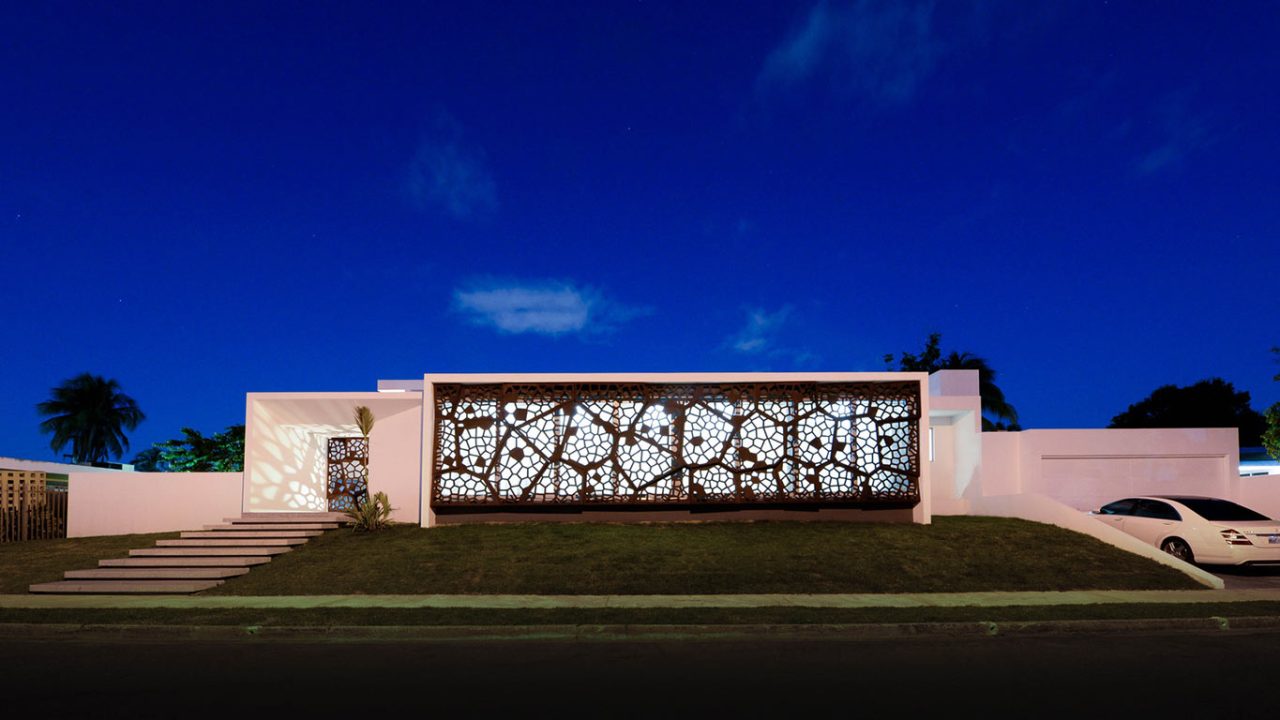 Award-winning Puerto Rican villa wrapped in sculptural steel screen by Díaz Paunetto Arquitectos