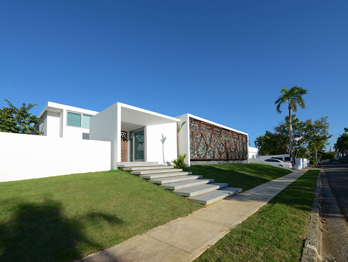 Gardenia 1691 by Díaz Paunetto Arquitectos - entrance to luxury villa in Puerto Rico