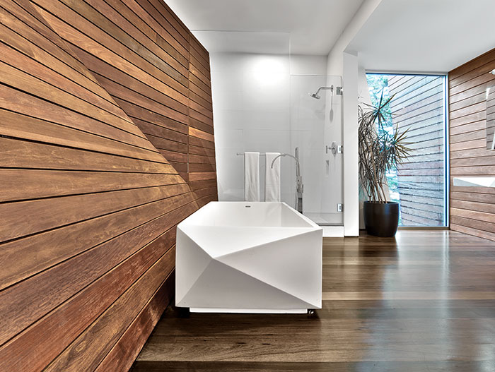 Beautiful bathroom with unique bathtub in a contemporary beach house located in Cape Cod, a few steps away from a masterwork of 20th century architecture