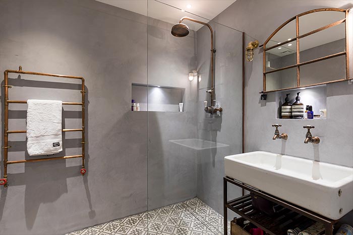 Industrial bathroom design idea in a renovated penthouse located in London