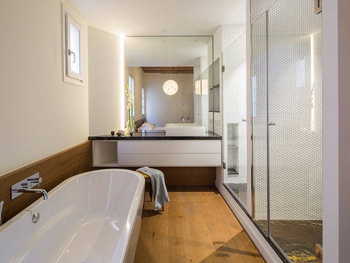 Modern bathroom design idea in a stunning apartment located in Barcelona