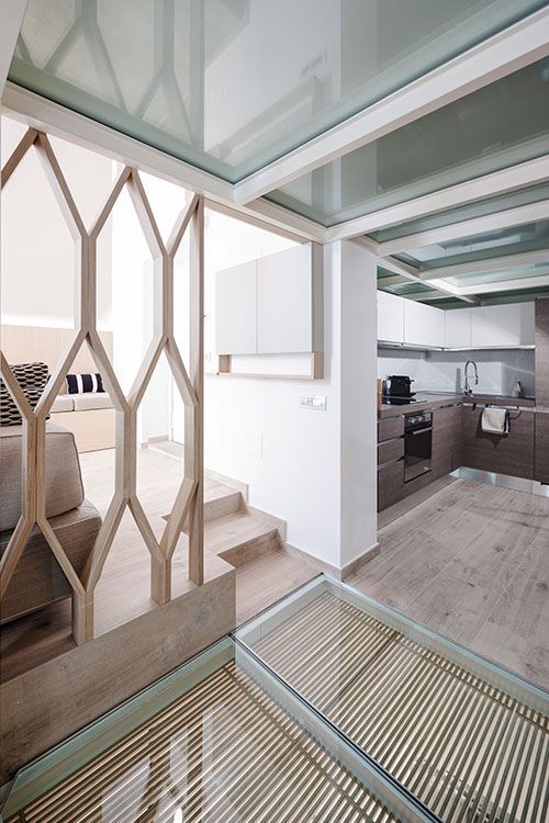 Modern kitchen design idea in a beautiful Italian apartment that uses a dividing wall to separate rooms - interior design by Archiplan Studio