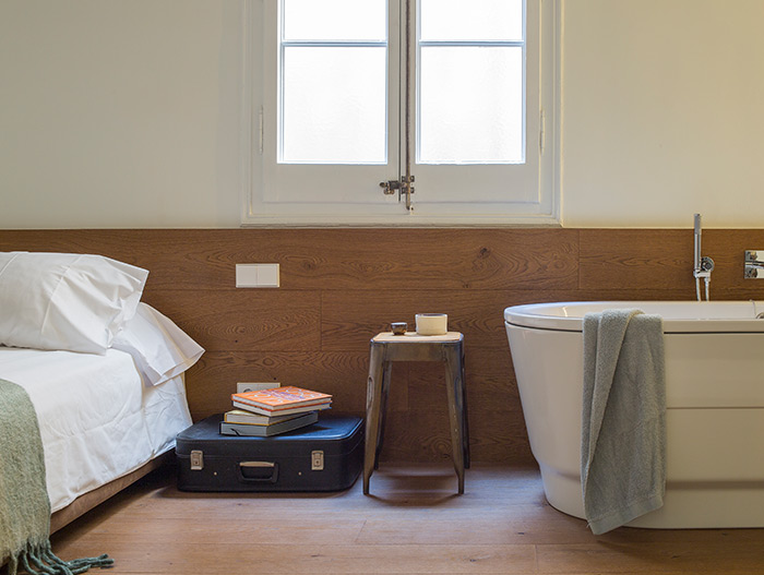 Stunning apartment in Barcelona has a bathtub in the bedroom