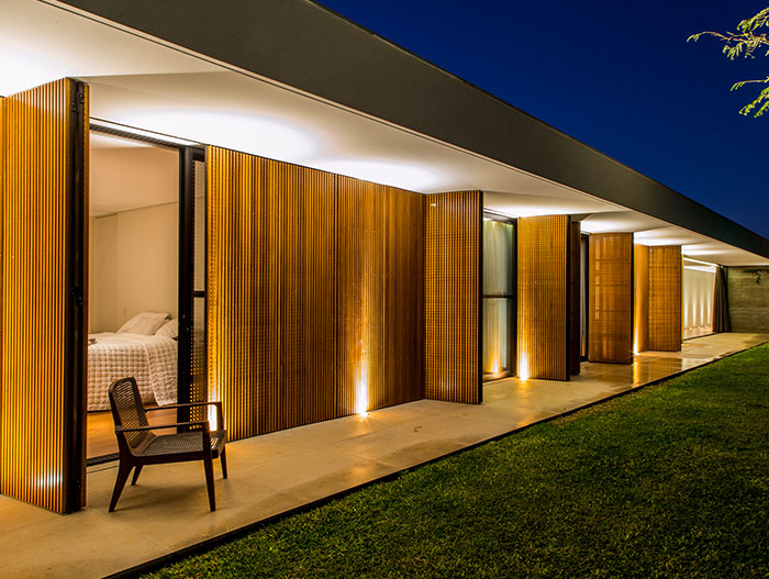 Modern bedroom design idea in a single-family house near Sao Paulo inspired by Brazilian modernism - by mf+arquitetos