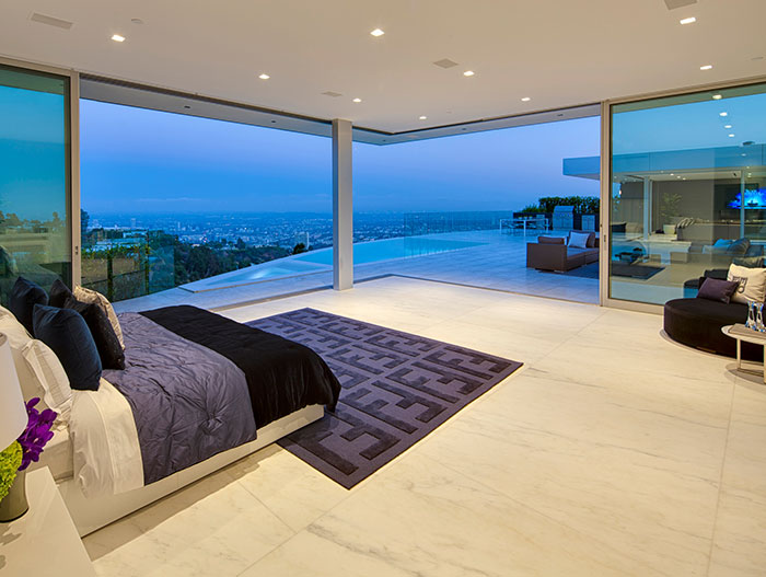 Gorgeous bedroom with spectacular views of Los Angeles - Carla Ridge Residence 