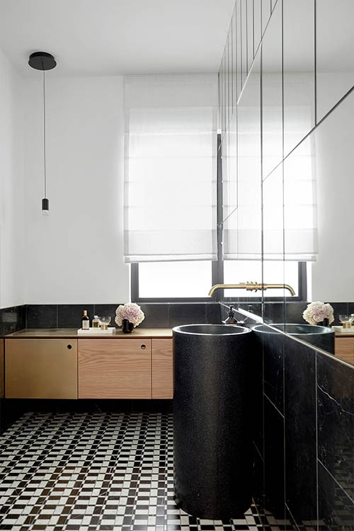 Tama’s Tee Home by Luigi Rosselli Architects in Sydney, Australia - modern black bathroom design