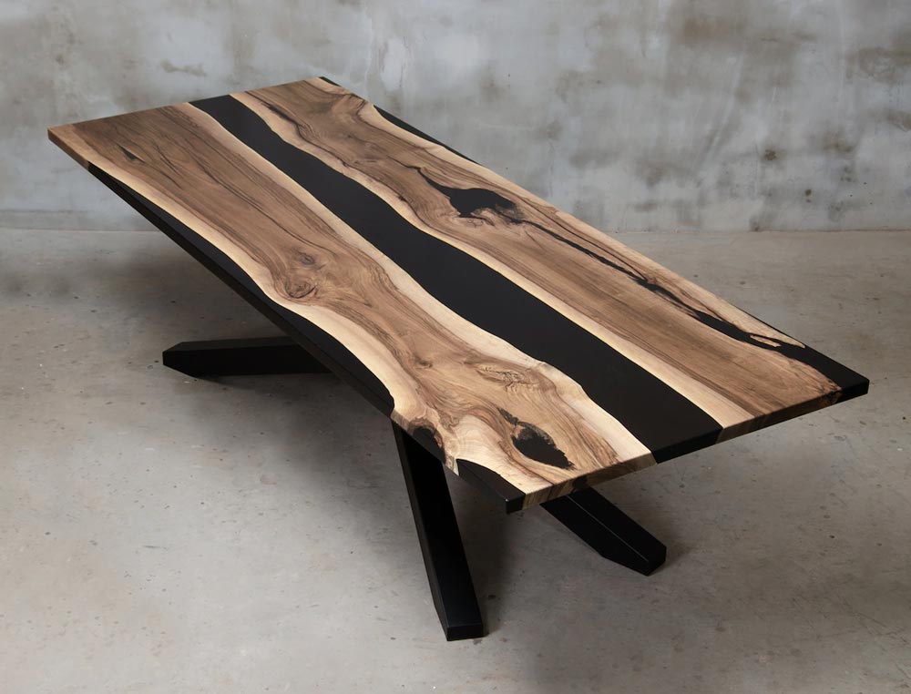 Black resin table with metal legs, coated with a matte varnish