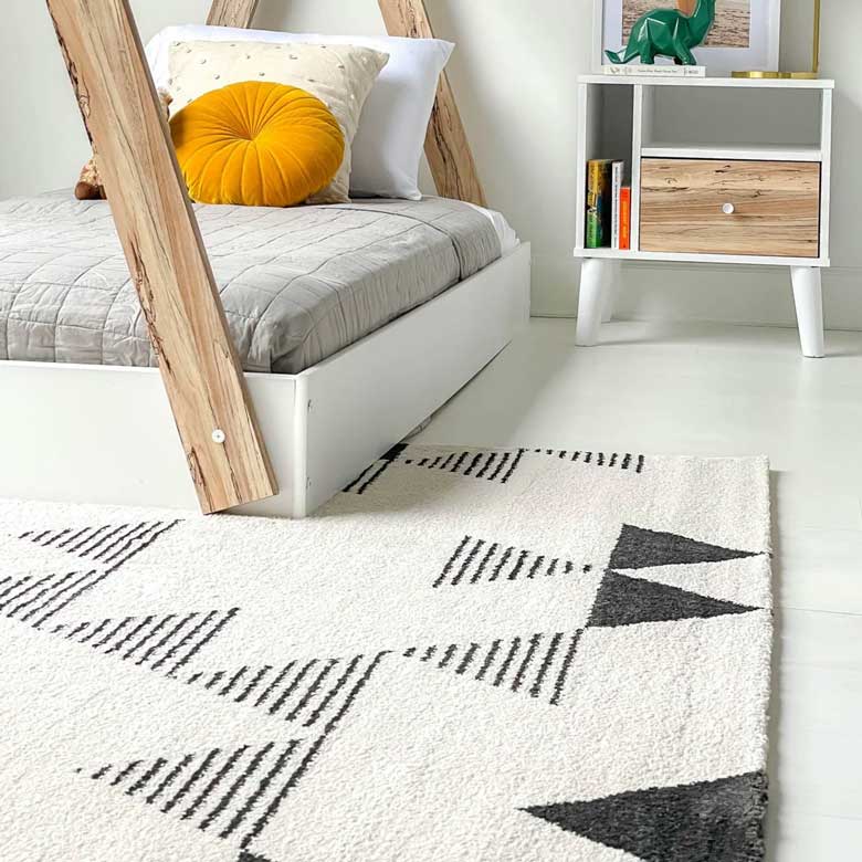 Black and white geometric rug, perfect for the living room, bedroom or kids' room