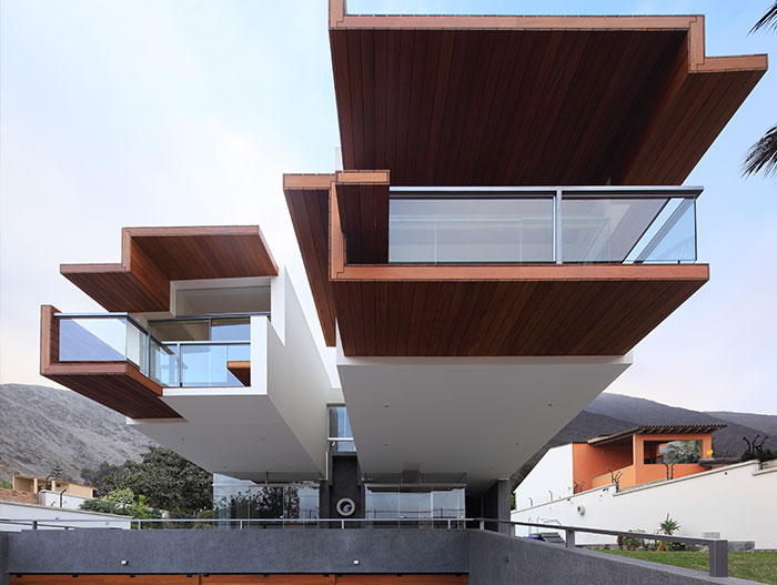 House Forever by Longhi Architects: Breathtaking house with stunning views in Peru