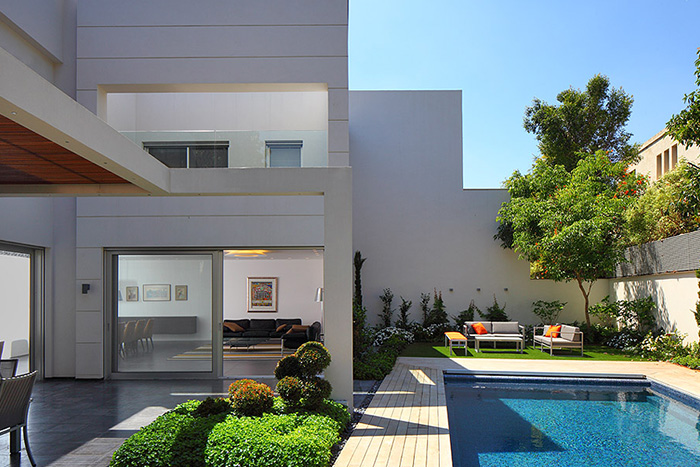 Modern exterior of a bright and cozy family home in Israel by Blumenfeld Moore Architects