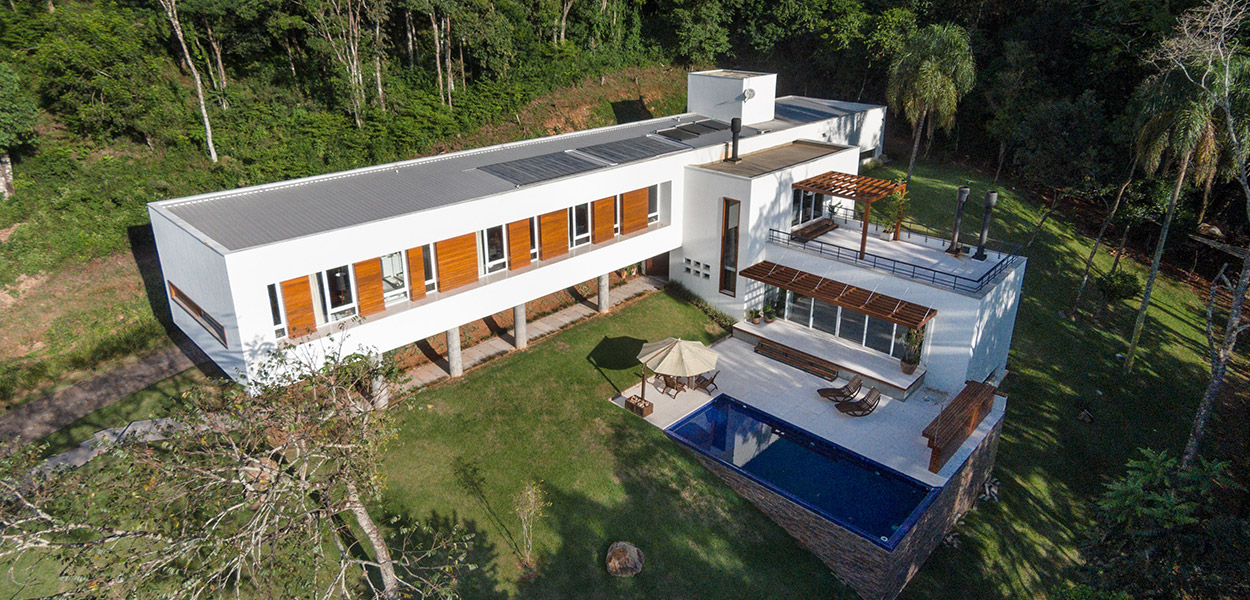 T-shaped Cantilevered house in Erechim, Brazil by Basso Engenharia 