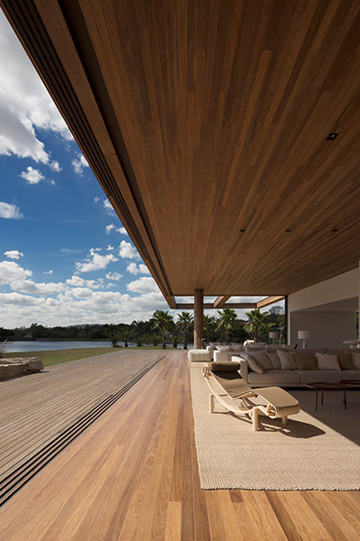 Modern Brazilian architecture at its best : Casa Itu near Sao Paolo, Brazil