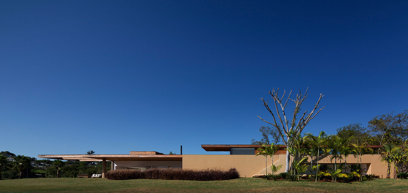 Modern Brazilian architecture displayed in Casa Itu by Studio Arthur Casas