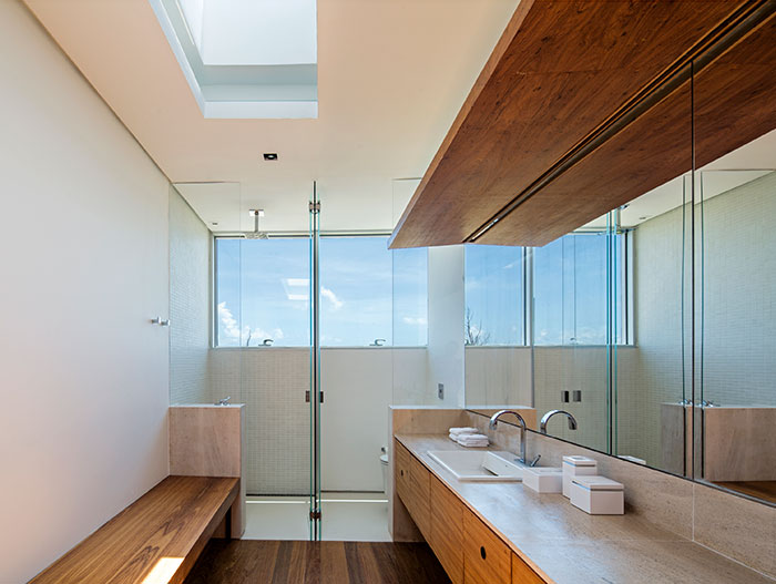 Modern bathroom in stunning beach house in Brazil by Studio Arthur Casas