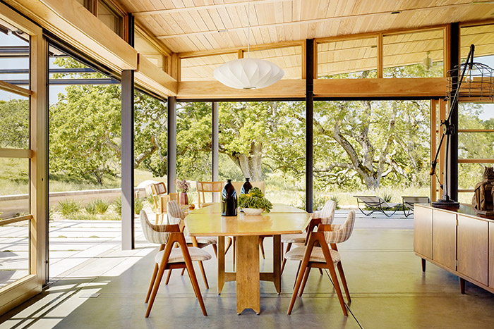 Caterpillar House - Sustainable contemporary ranch house with wooden interior perfect for an indoor-outdoor lifestyle