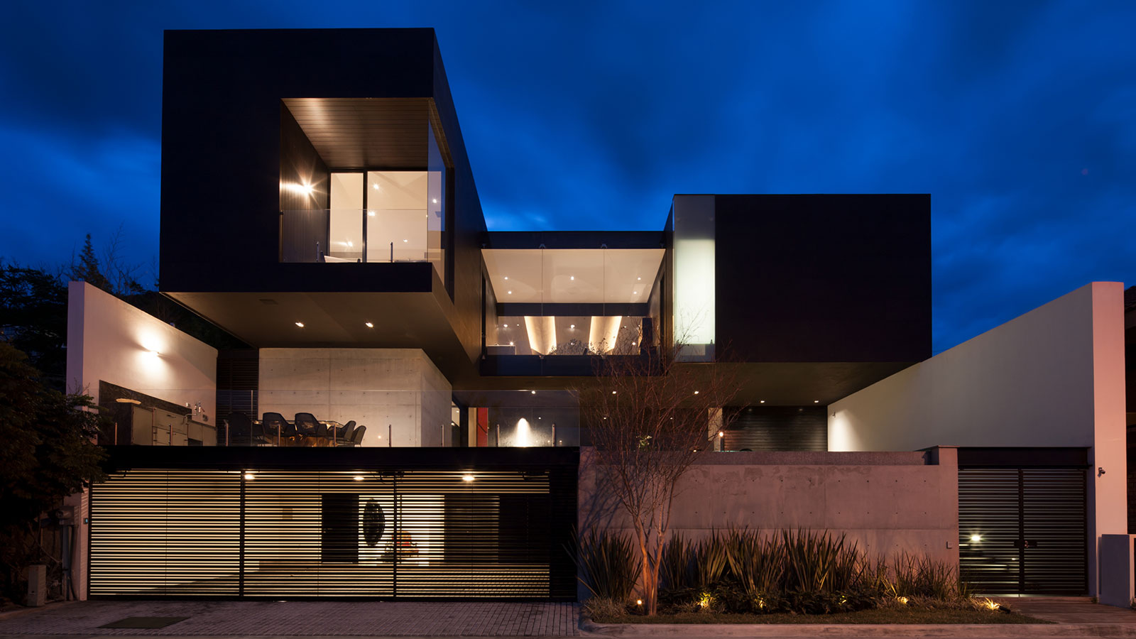 CH House : Striking contemporary Monterrey home with gorgeous double height living room