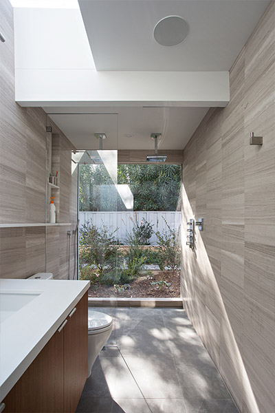 Modern bathroom design in Silicon Valley house by Klopf Architecture