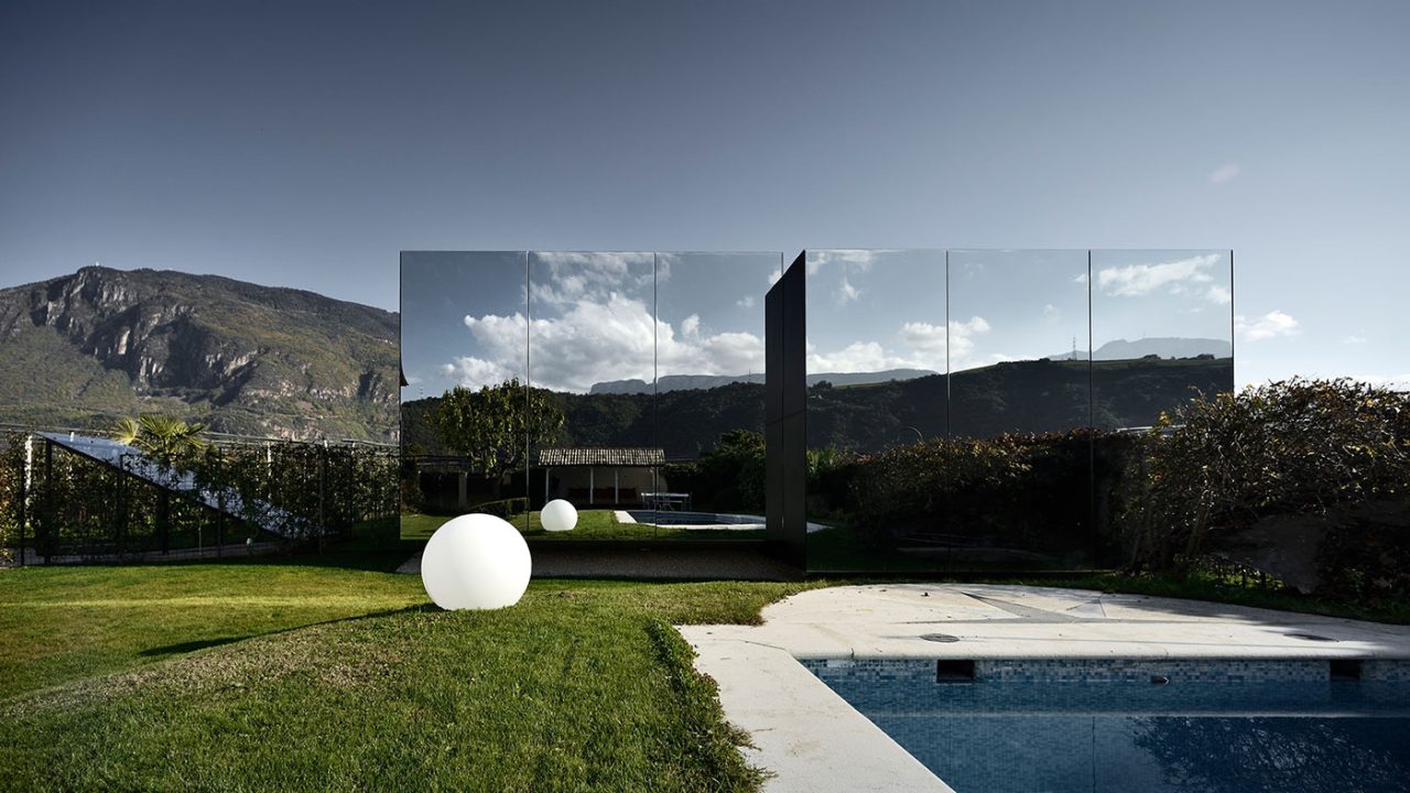 Contemporary architecture at its best: These amazing mirror houses are some of best vacation homes in Italy that you can book today