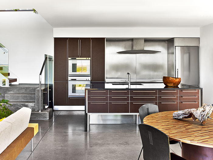 Beautiful kitchen design idea in a contemporary beach house located in Cape Cod, a few steps away from a masterwork of 20th century architecture