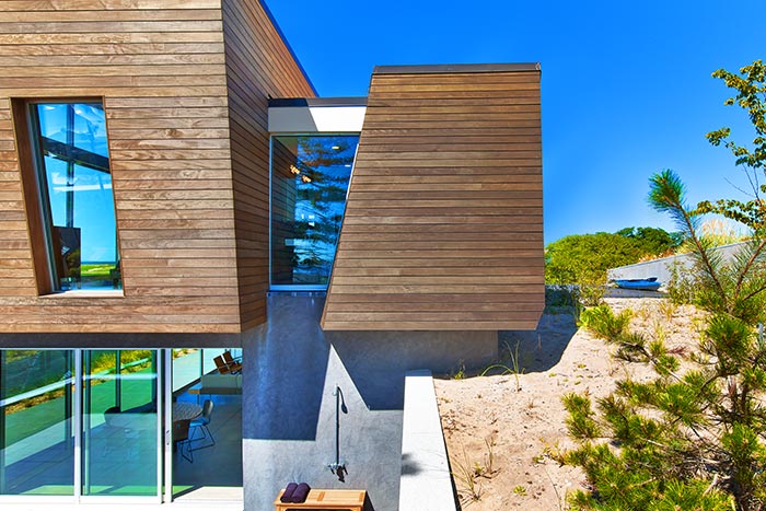 Contemporary beach house with stunning views of the Cape Cod Bay, Massachusetts by Hariri & Hariri Architecture