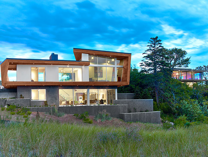 Contemporary beach house by Hariri & Hariri Architecture - the home is located in Cape Cod, a few steps away from a masterwork of 20th century architecture