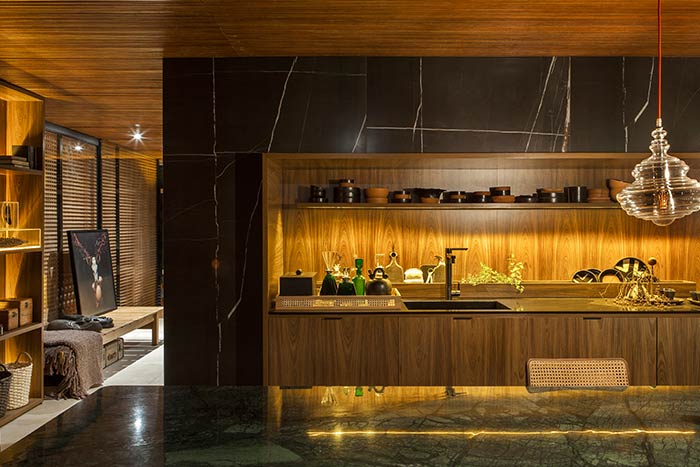 Amazing kitchen design idea in a contemporary Brazilian house for an art collector by mf+arquitetos