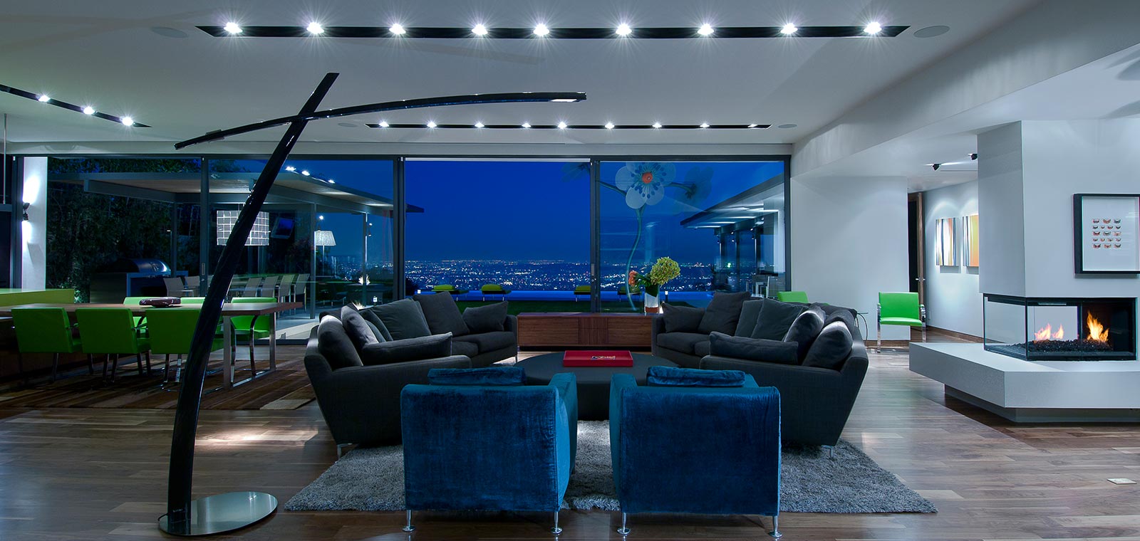 Contemporary living room in Californian home by Whipple Russell Architects