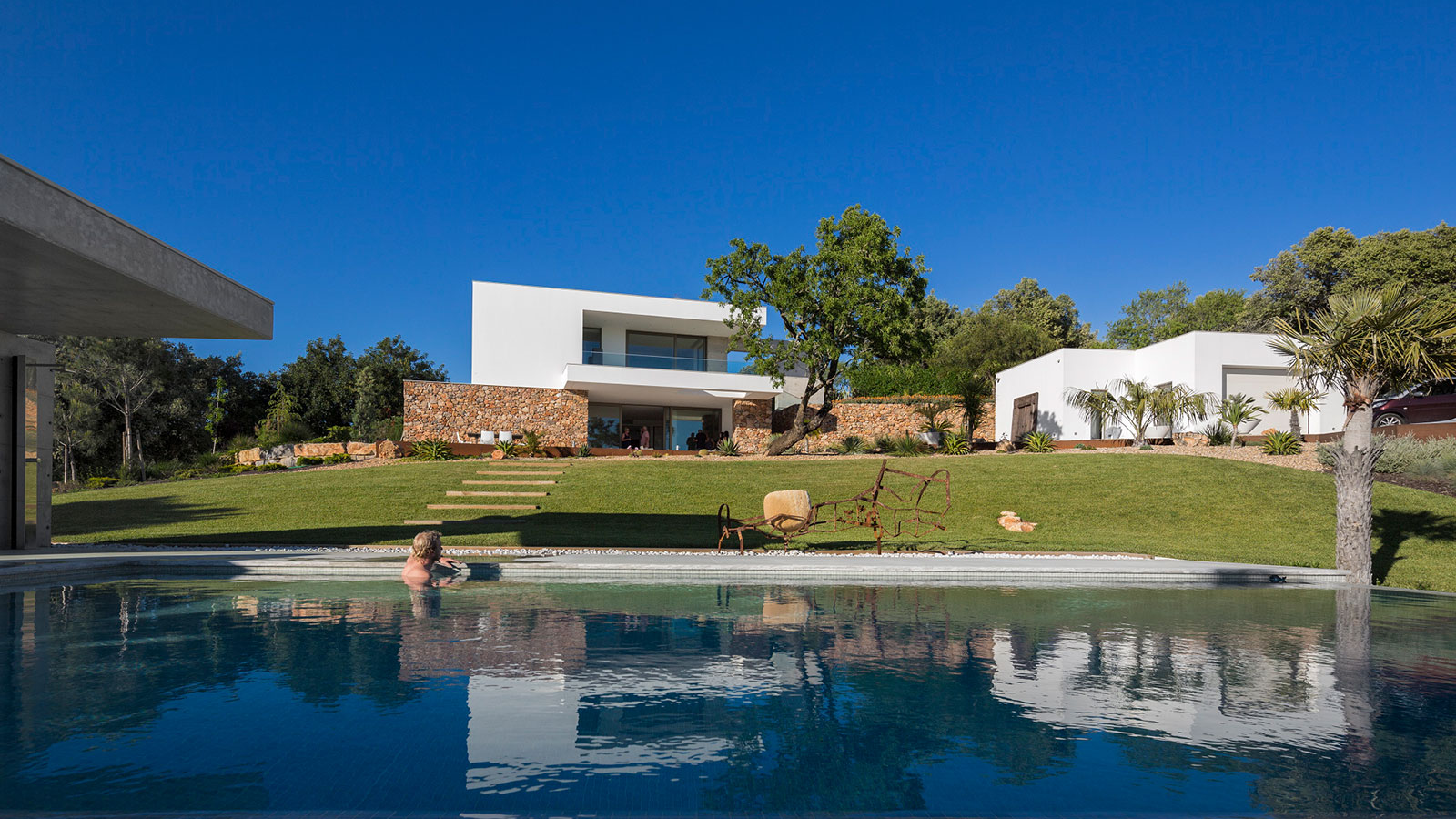 A gorgeous contemporary villa in Algarve, Portugal by Mario Martins Atelier