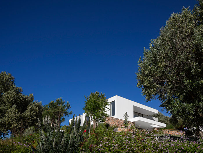 Gorgeous contemporary villa in Algavre Portugal that blends local architecture with international trends