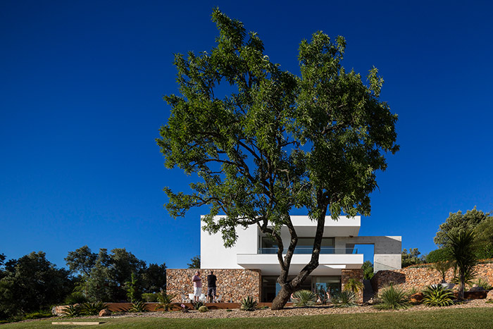 Contemporary villa in Portugal by Mario Martins Atelier