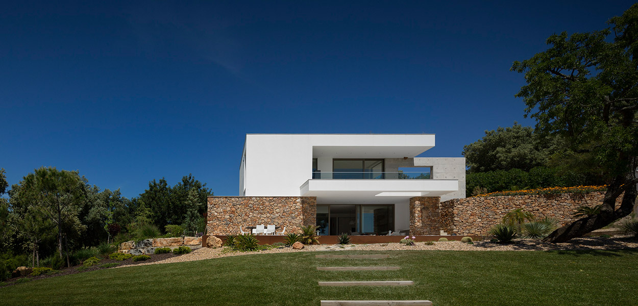 Contemporary villa in Lagos, Portugal by Mario Martins Atelier