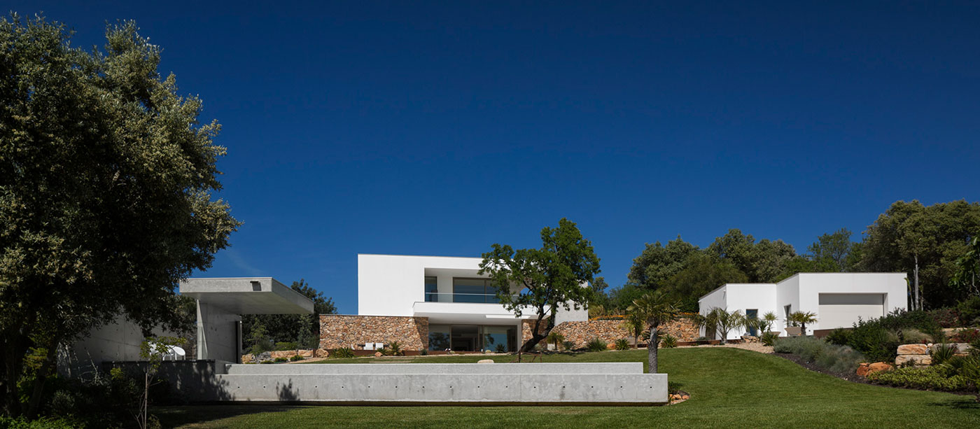 Contemporary villa in Portugal by Mario Martins Atelier